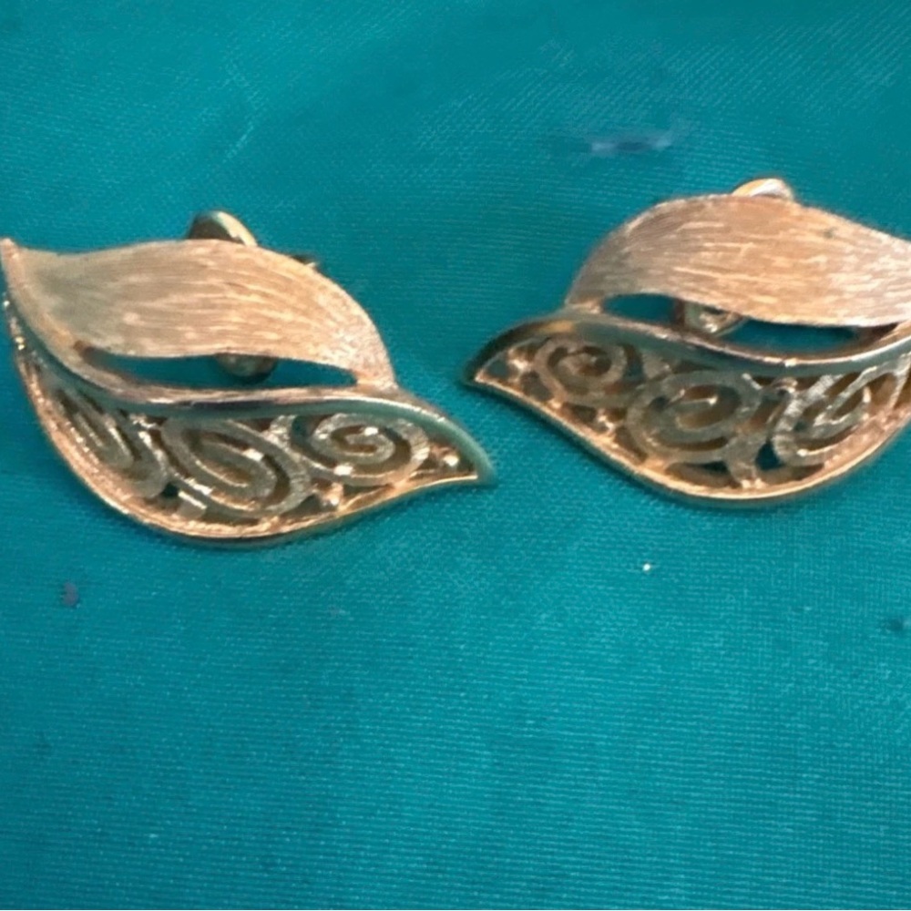 Vintage Crown Trifari Brushed Gold Tone Swirl Stylized Leaf Clip Earrings